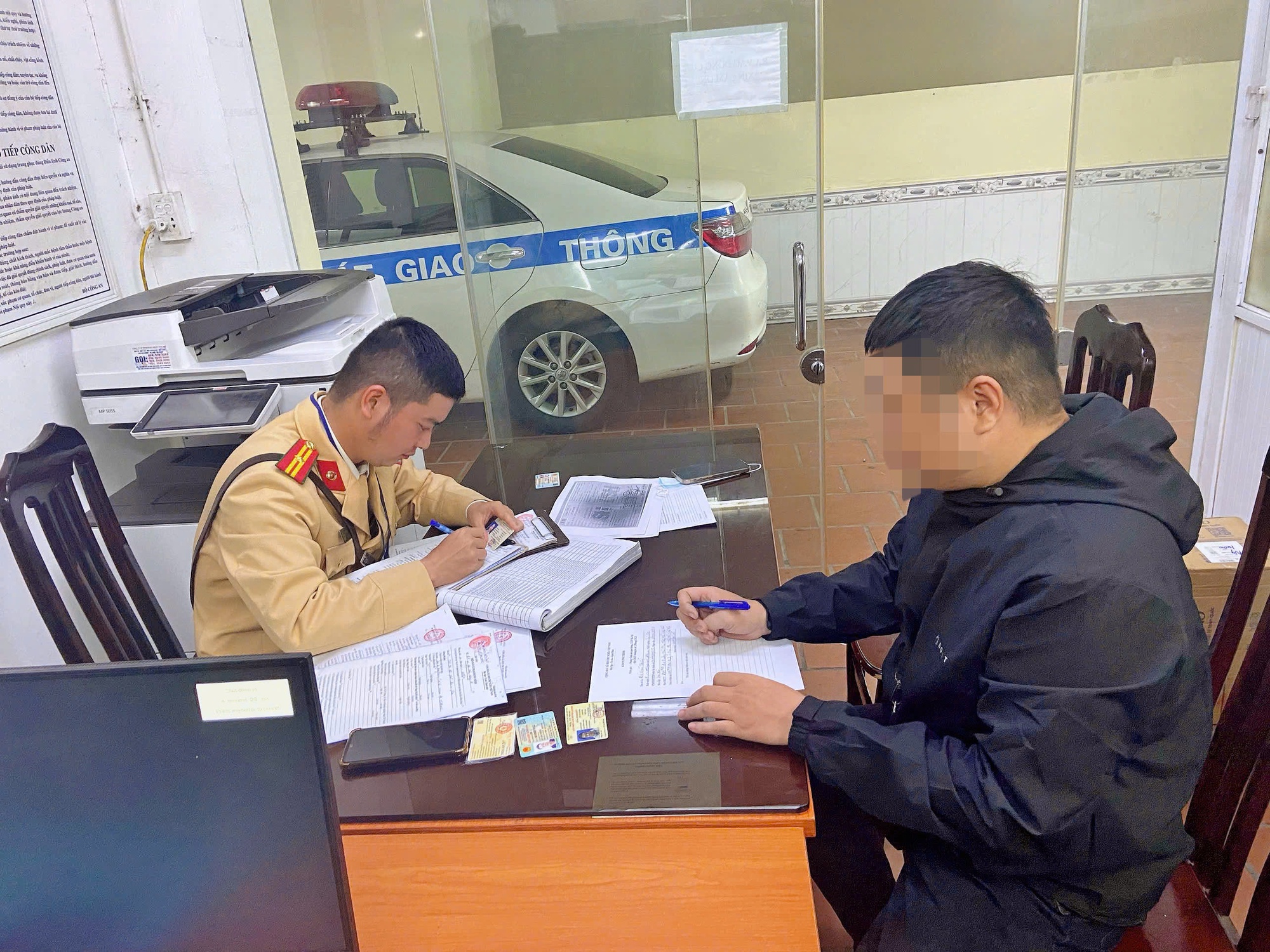 Trừ 4 điểm trên GPLX đối với thanh niên vừa điều khiển xe vừa sử dụng điện thoại- Ảnh 2.