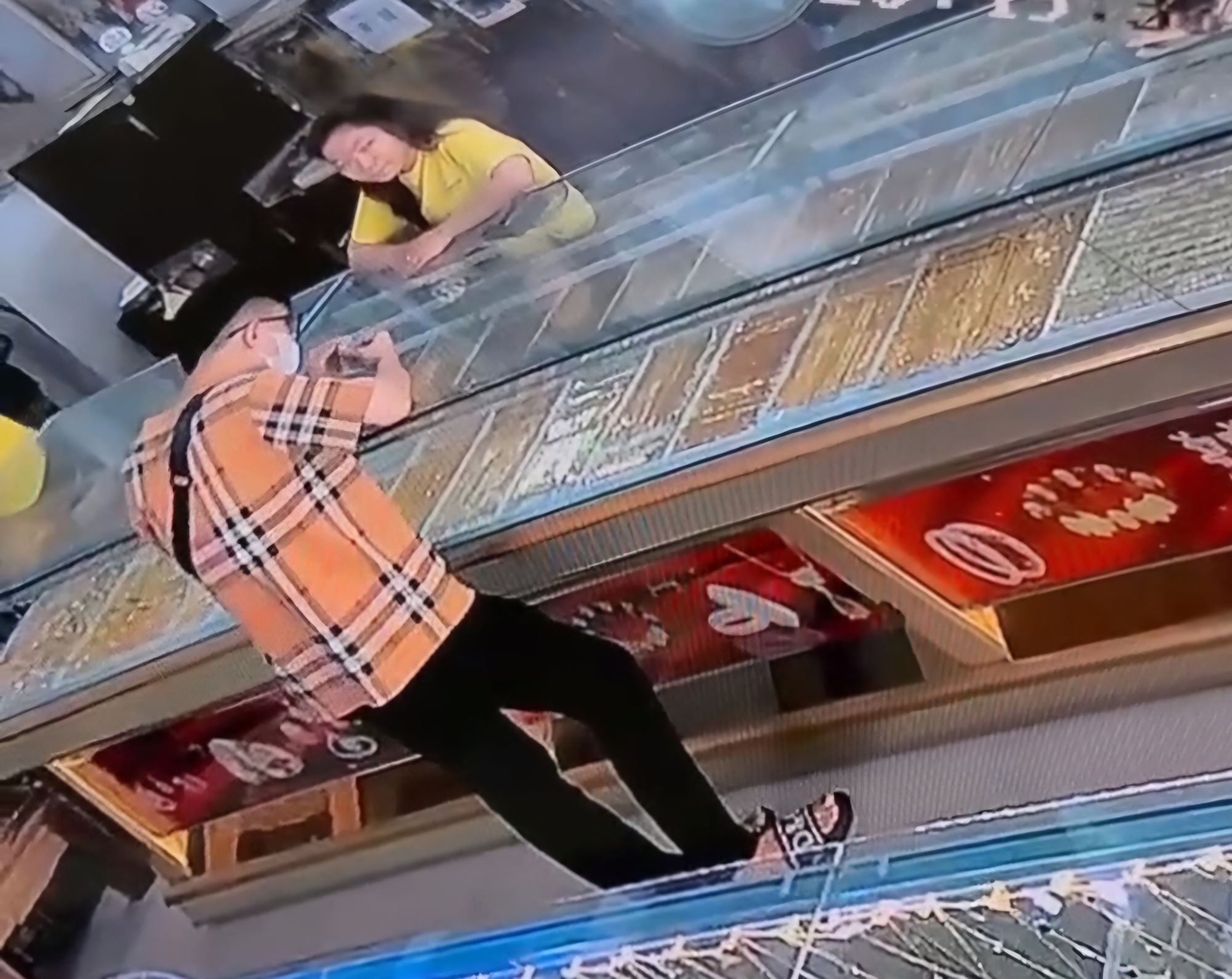 Truy tìm đối tượng ăn mặc bảnh bao đi cướp tiệm vàng ở TP HCM- Ảnh 1.