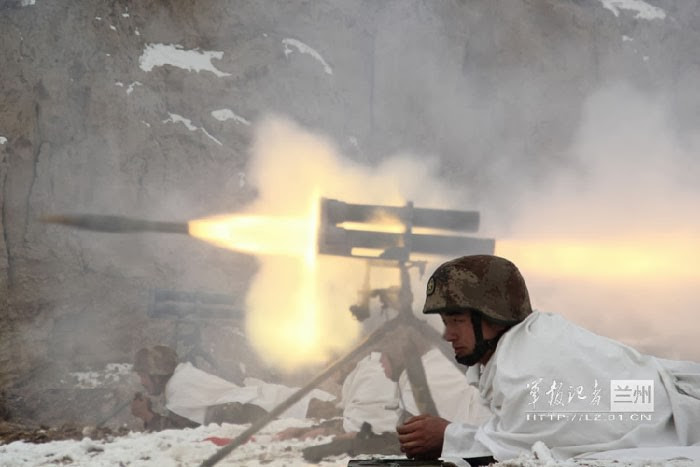 Bệ ph&oacute;ng rocket đa n&ograve;ng b&iacute; ẩn được ph&aacute;t hiện trong tay binh sĩ Trung Quốc- Ảnh 2.