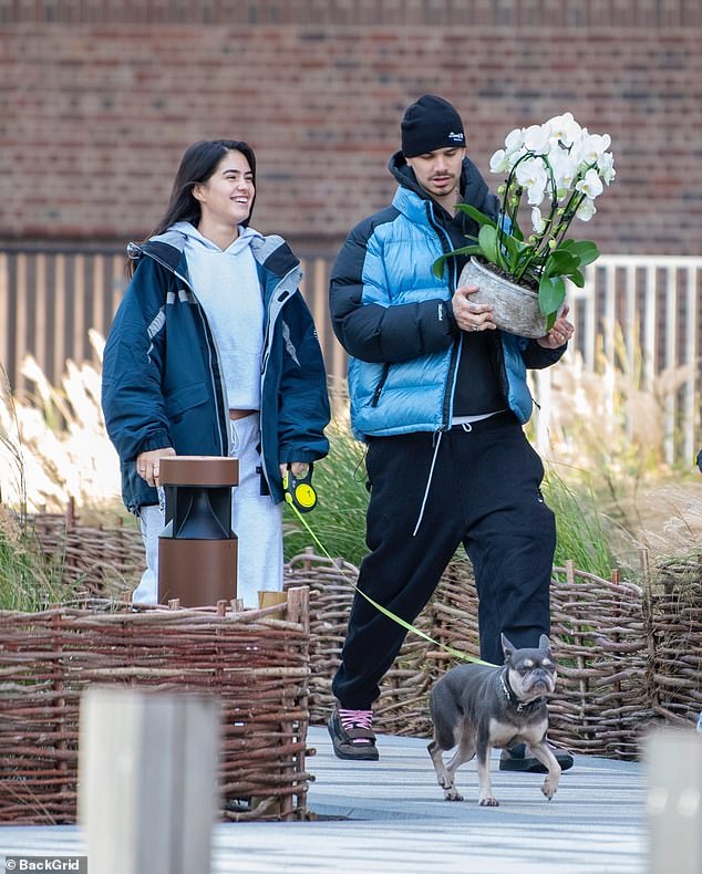 "Tóm dính" cậu hai nhà Beckham đeo nhẫn áp út cùng bạn gái xinh đẹp, cười tít mắt khi tình "gương vỡ lại lành"- Ảnh 1. "Tóm dính" cậu hai nhà Beckham đeo nhẫn áp út cùng bạn gái xinh đẹp, cười tít mắt khi tình "gương vỡ lại lành"- Ảnh 1.