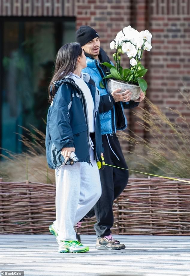 "Tóm dính" cậu hai nhà Beckham đeo nhẫn áp út cùng bạn gái xinh đẹp, cười tít mắt khi tình "gương vỡ lại lành"- Ảnh 4. "Tóm dính" cậu hai nhà Beckham đeo nhẫn áp út cùng bạn gái xinh đẹp, cười tít mắt khi tình "gương vỡ lại lành"- Ảnh 4.