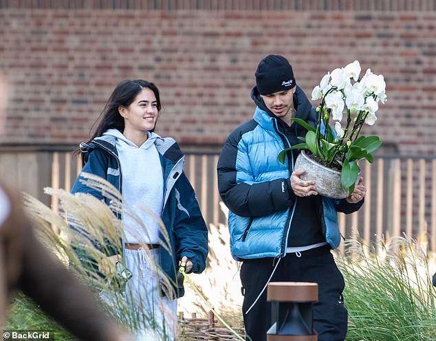 "Tóm dính" cậu hai nhà Beckham đeo nhẫn áp út cùng bạn gái xinh đẹp, cười tít mắt khi tình "gương vỡ lại lành"- Ảnh 3. "Tóm dính" cậu hai nhà Beckham đeo nhẫn áp út cùng bạn gái xinh đẹp, cười tít mắt khi tình "gương vỡ lại lành"- Ảnh 3.