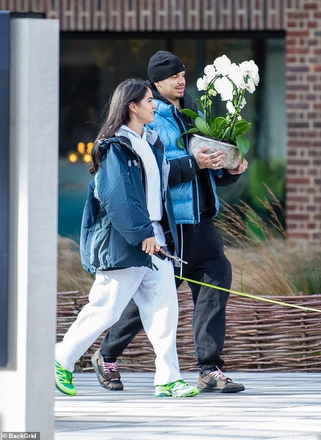 "Tóm dính" cậu hai nhà Beckham đeo nhẫn áp út cùng bạn gái xinh đẹp, cười tít mắt khi tình "gương vỡ lại lành"- Ảnh 6. "Tóm dính" cậu hai nhà Beckham đeo nhẫn áp út cùng bạn gái xinh đẹp, cười tít mắt khi tình "gương vỡ lại lành"- Ảnh 6.