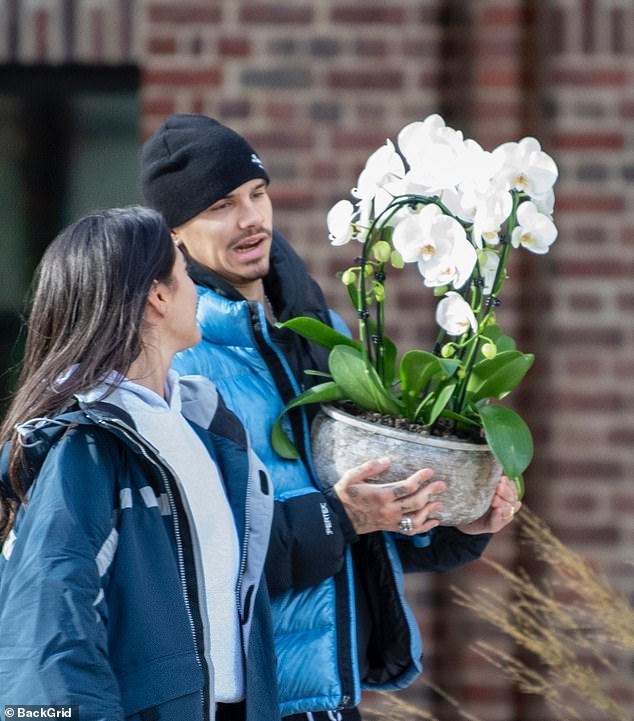 "Tóm dính" cậu hai nhà Beckham đeo nhẫn áp út cùng bạn gái xinh đẹp, cười tít mắt khi tình "gương vỡ lại lành"- Ảnh 2. "Tóm dính" cậu hai nhà Beckham đeo nhẫn áp út cùng bạn gái xinh đẹp, cười tít mắt khi tình "gương vỡ lại lành"- Ảnh 2.