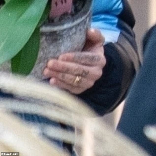 "Tóm dính" cậu hai nhà Beckham đeo nhẫn áp út cùng bạn gái xinh đẹp, cười tít mắt khi tình "gương vỡ lại lành"- Ảnh 5. "Tóm dính" cậu hai nhà Beckham đeo nhẫn áp út cùng bạn gái xinh đẹp, cười tít mắt khi tình "gương vỡ lại lành"- Ảnh 5.