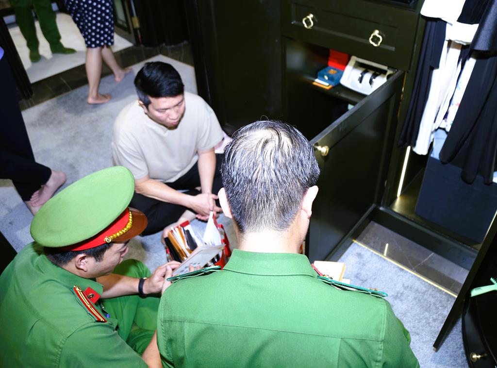 Bắt chồng Đo&agrave;n Di Băng: Lộ thời điểm kem chống nắng giả bắt đầu tuồn ra thị trường- Ảnh 3.