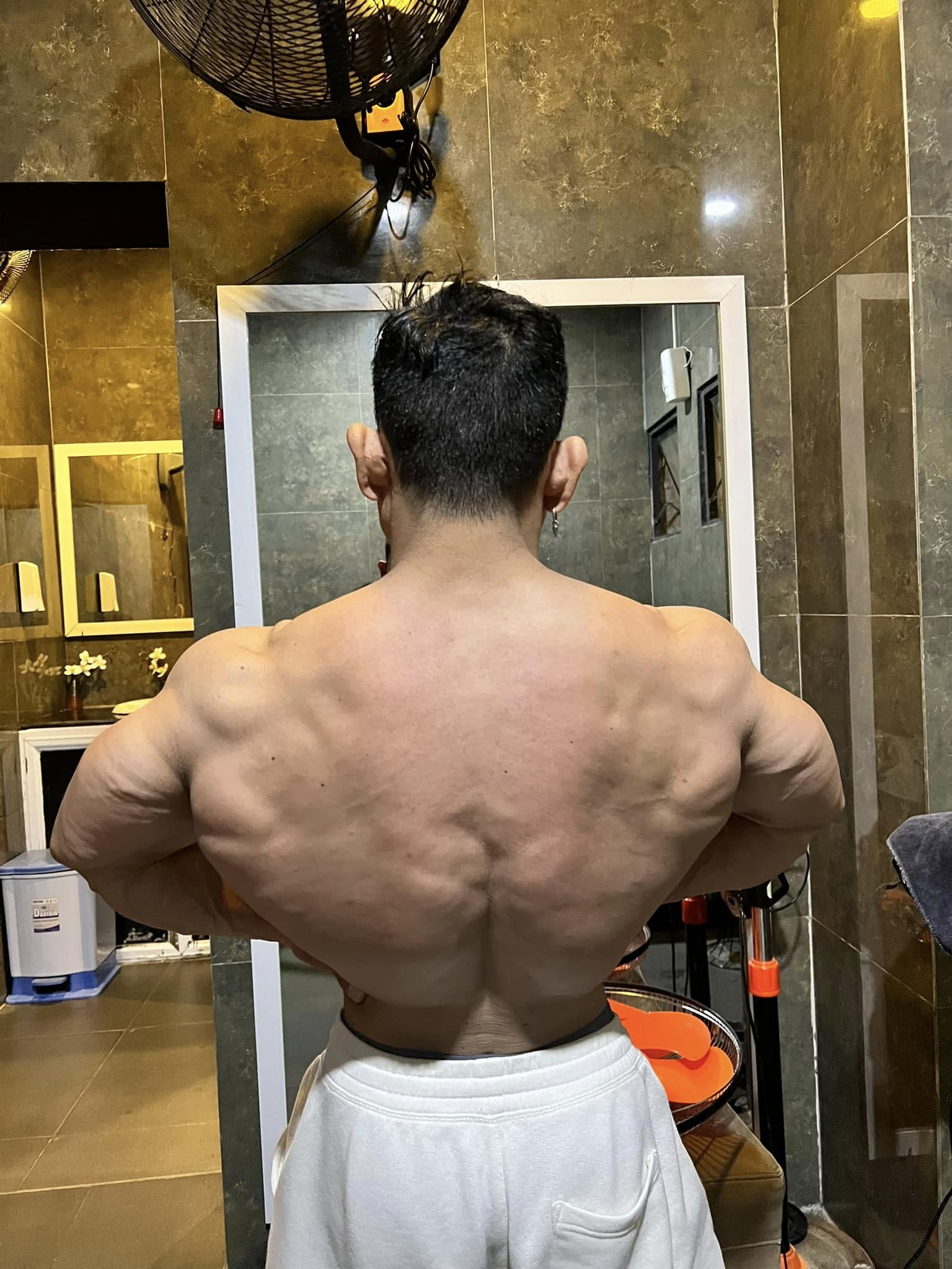 Phạm Văn Mách 50 tuổi cơ bắp vẫn cuồn cuộn, nhìn hình ảnh này tất cả ngỡ ngàng- Ảnh 2.