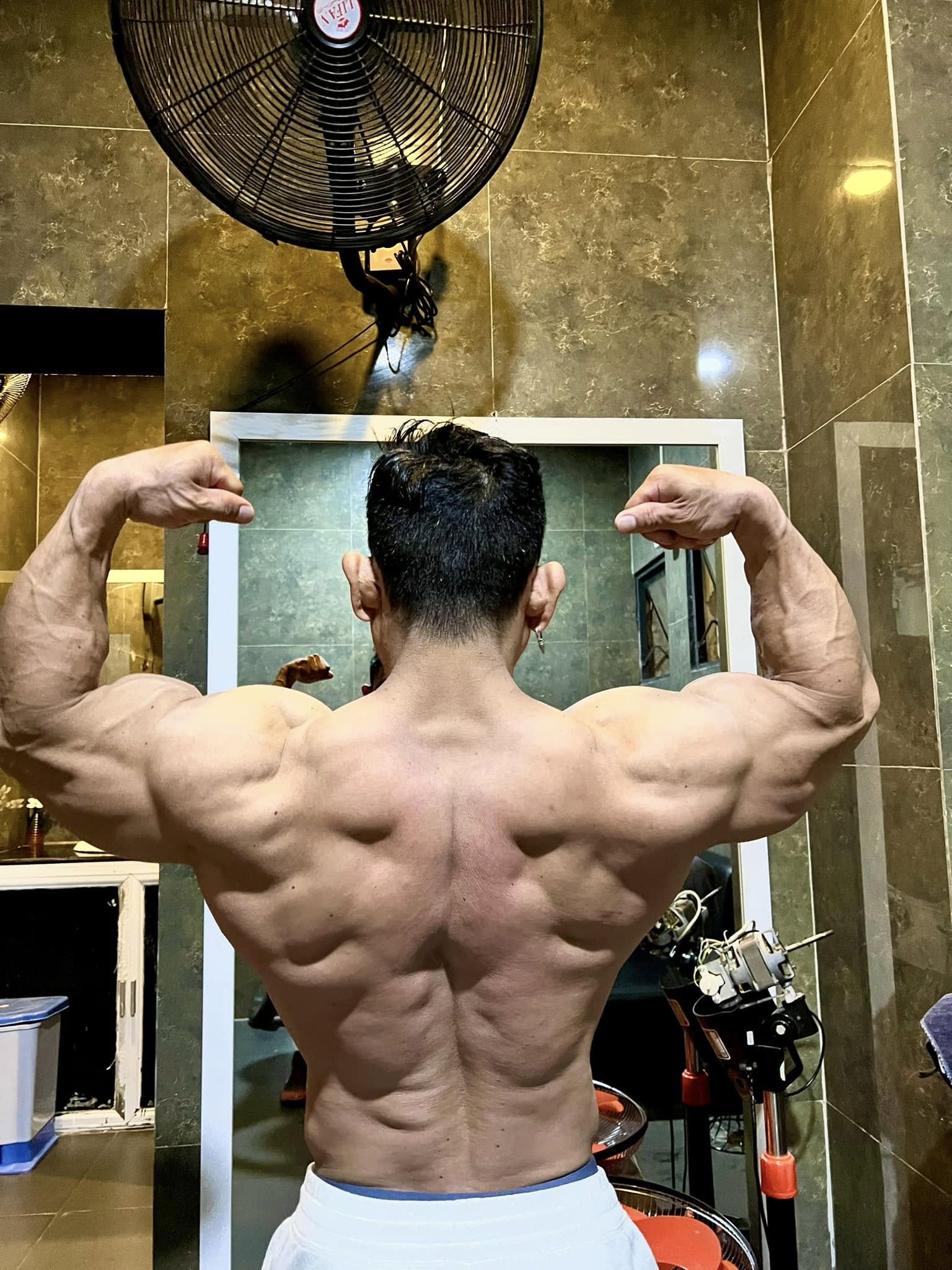 Phạm Văn Mách 50 tuổi cơ bắp vẫn cuồn cuộn, nhìn hình ảnh này tất cả ngỡ ngàng- Ảnh 1.