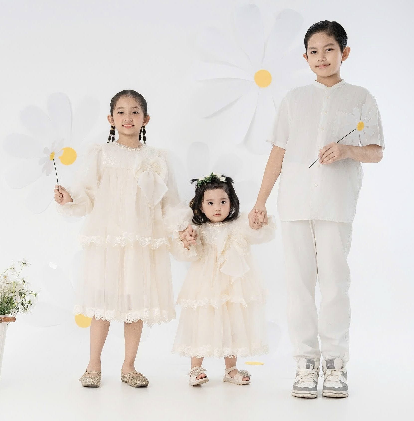 3 thi&ecirc;n thần nhỏ nh&agrave; Kh&aacute;nh Thi Phan Hiển đẹp như tranh- Ảnh 7.
