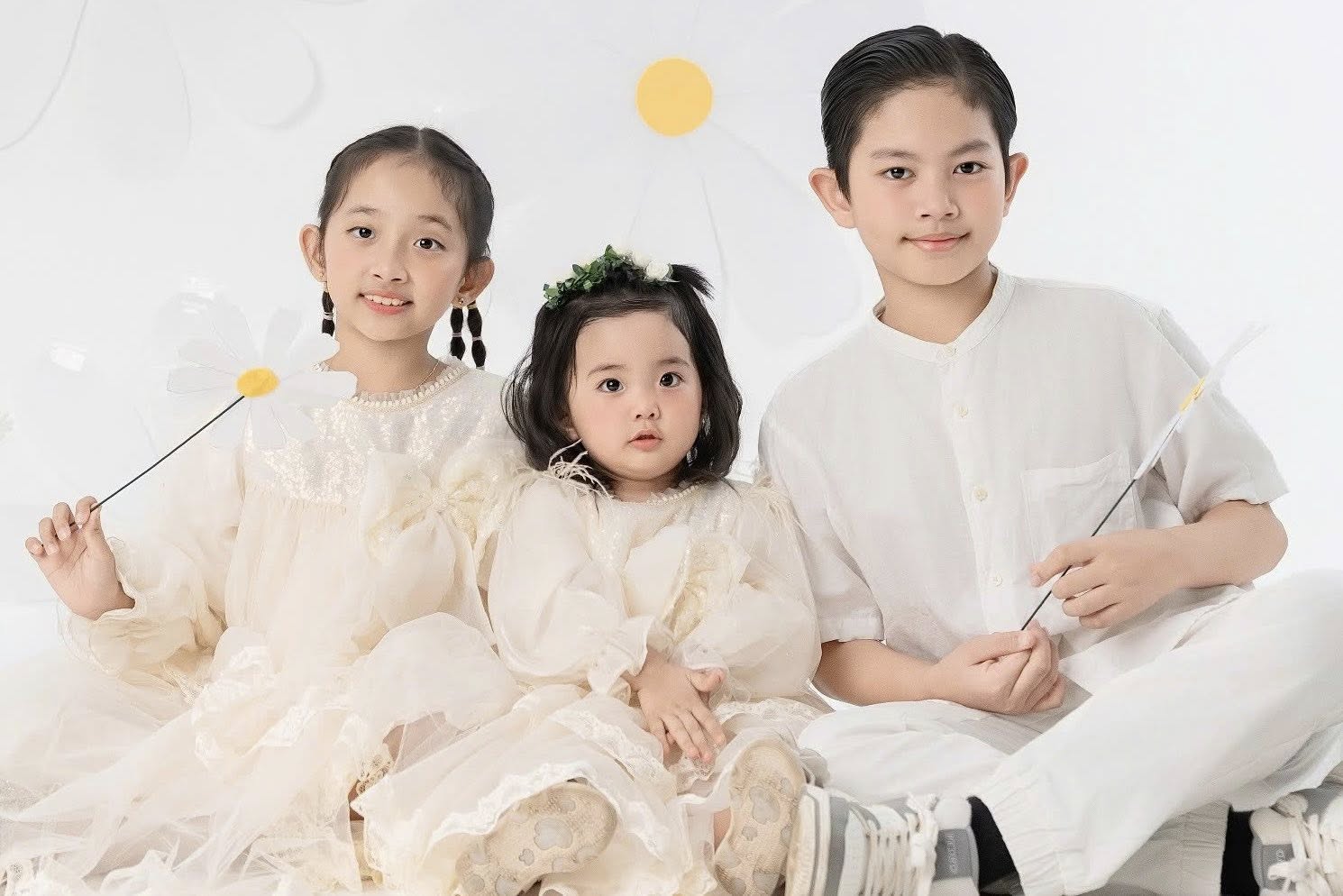 3 thi&ecirc;n thần nhỏ nh&agrave; Kh&aacute;nh Thi Phan Hiển đẹp như tranh- Ảnh 5.