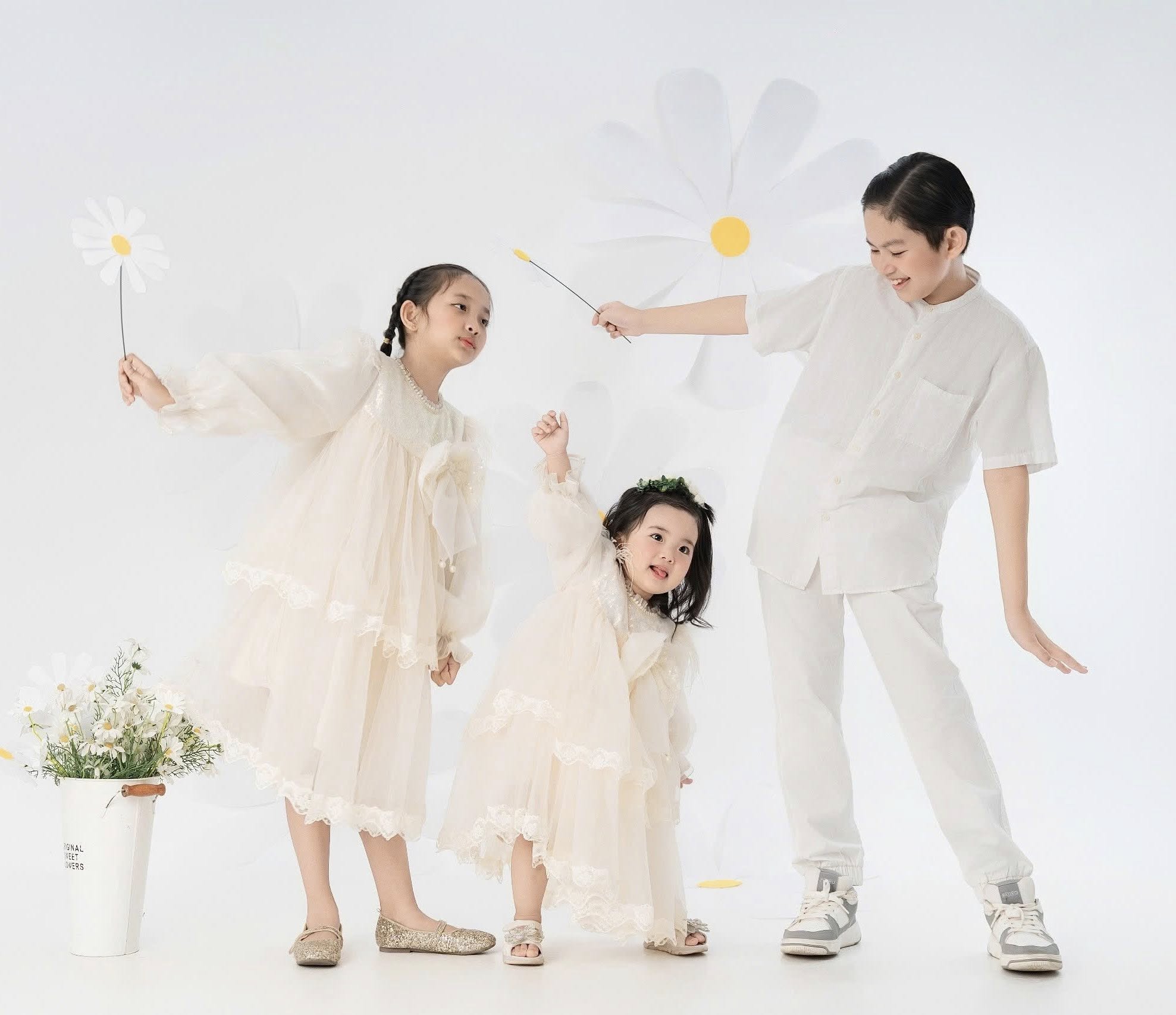 3 thi&ecirc;n thần nhỏ nh&agrave; Kh&aacute;nh Thi Phan Hiển đẹp như tranh- Ảnh 6.