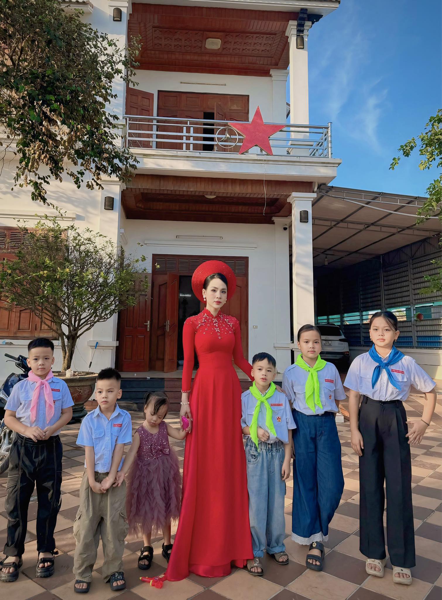 Mẹ 34 tuổi ở Nghệ An sinh 6 con, chồng đi làm xa một mình “cân” hết, chi phí nuôi con mới choáng - Ảnh 1.