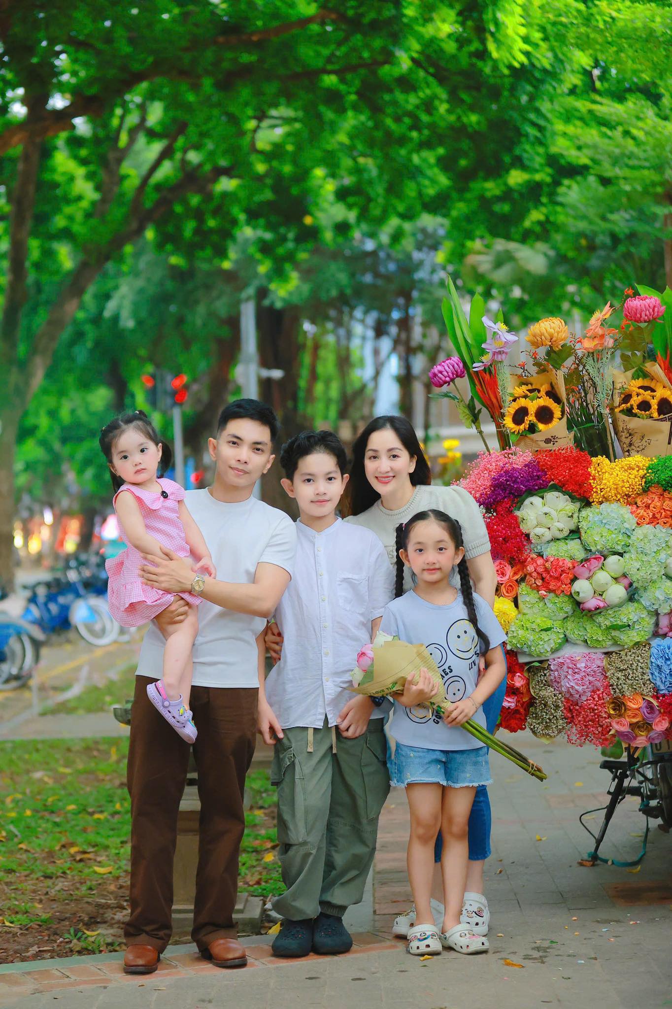 3 thi&ecirc;n thần nhỏ nh&agrave; Kh&aacute;nh Thi Phan Hiển đẹp như tranh- Ảnh 1.