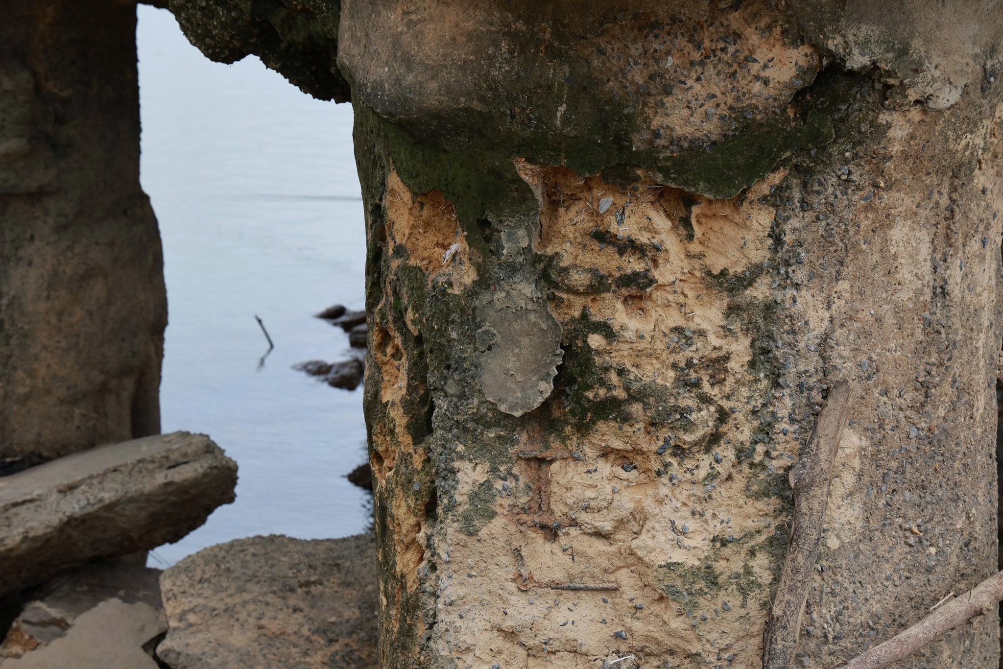 Hiện trường báo động vụ trụ cầu Sông Lô trơ lõi thép, công an vào cuộc điều tra khẩn - Ảnh 12.