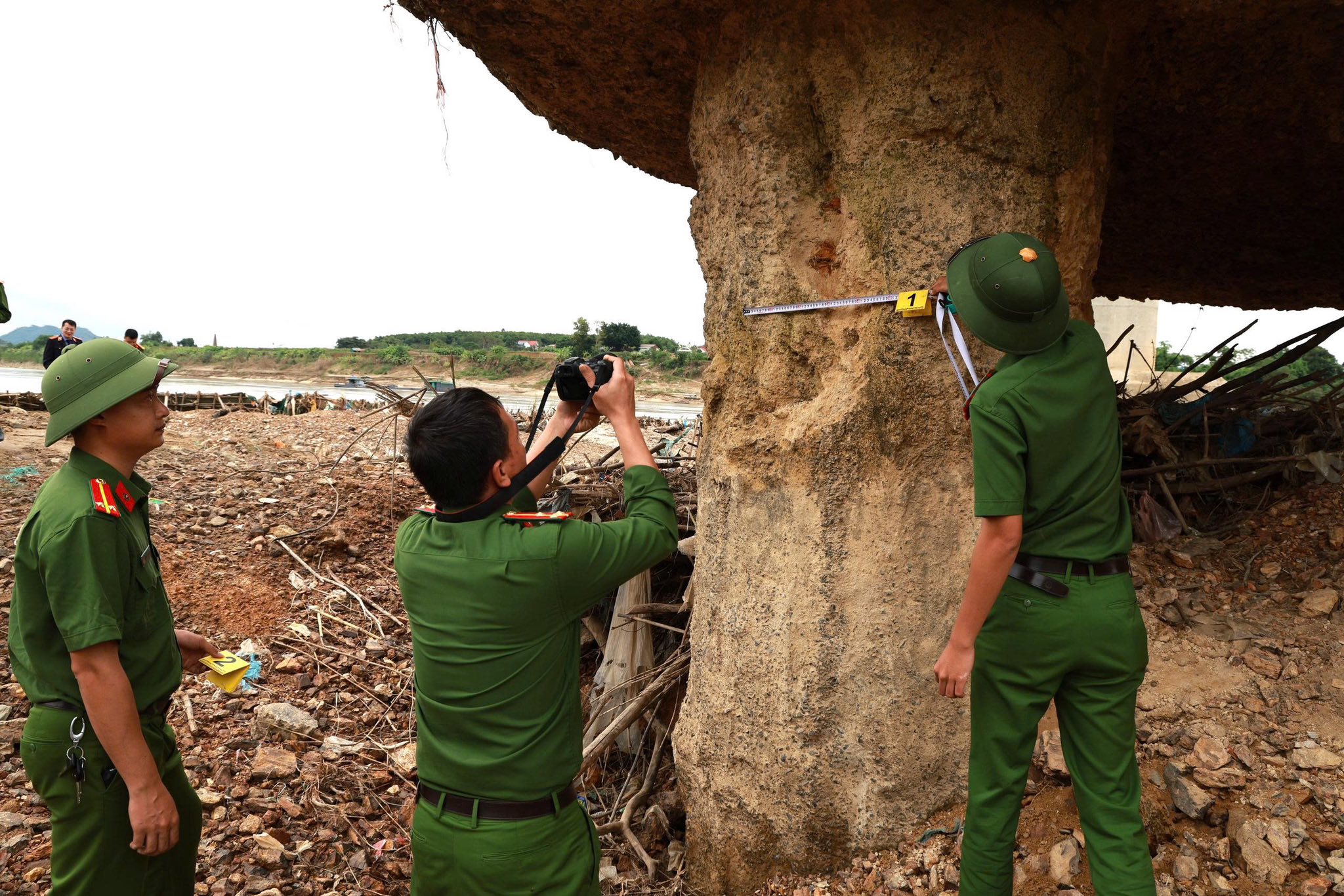 Hiện trường báo động vụ trụ cầu Sông Lô trơ lõi thép, công an vào cuộc điều tra khẩn - Ảnh 4.