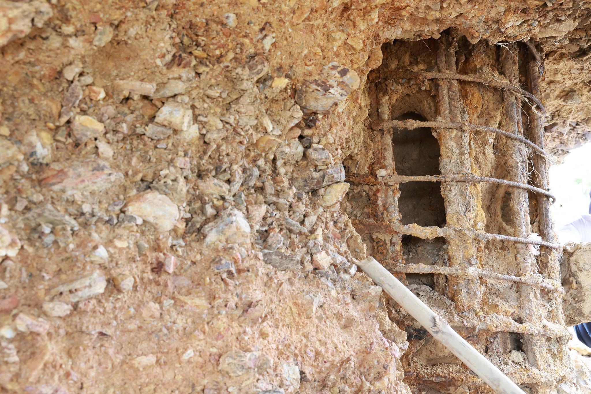 Hiện trường báo động vụ trụ cầu Sông Lô trơ lõi thép, công an vào cuộc điều tra khẩn - Ảnh 11.