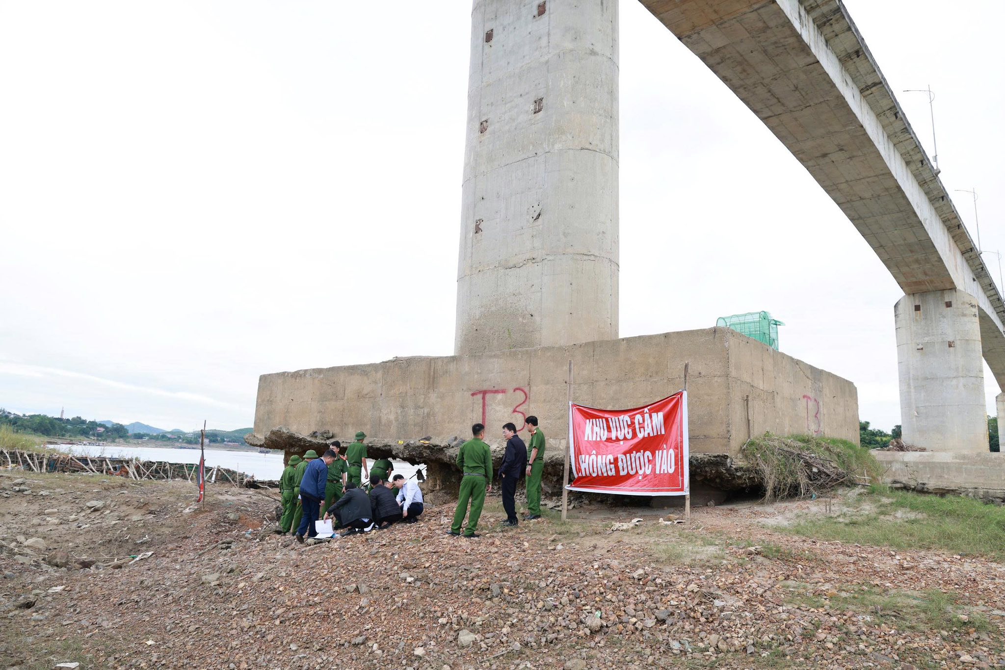 Hiện trường báo động vụ trụ cầu Sông Lô trơ lõi thép, công an vào cuộc điều tra khẩn - Ảnh 1.
