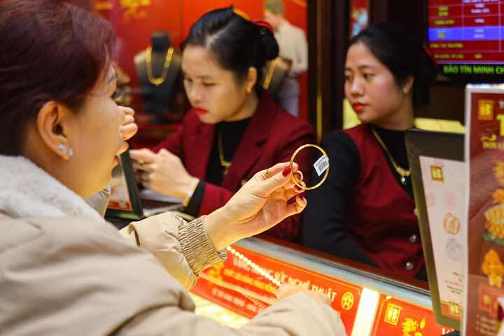 Giá vàng hôm nay 5/11: Giảm mạnh, tiếp tục rời xa ngưỡng 4.000 USD/ounce - Ảnh 1.