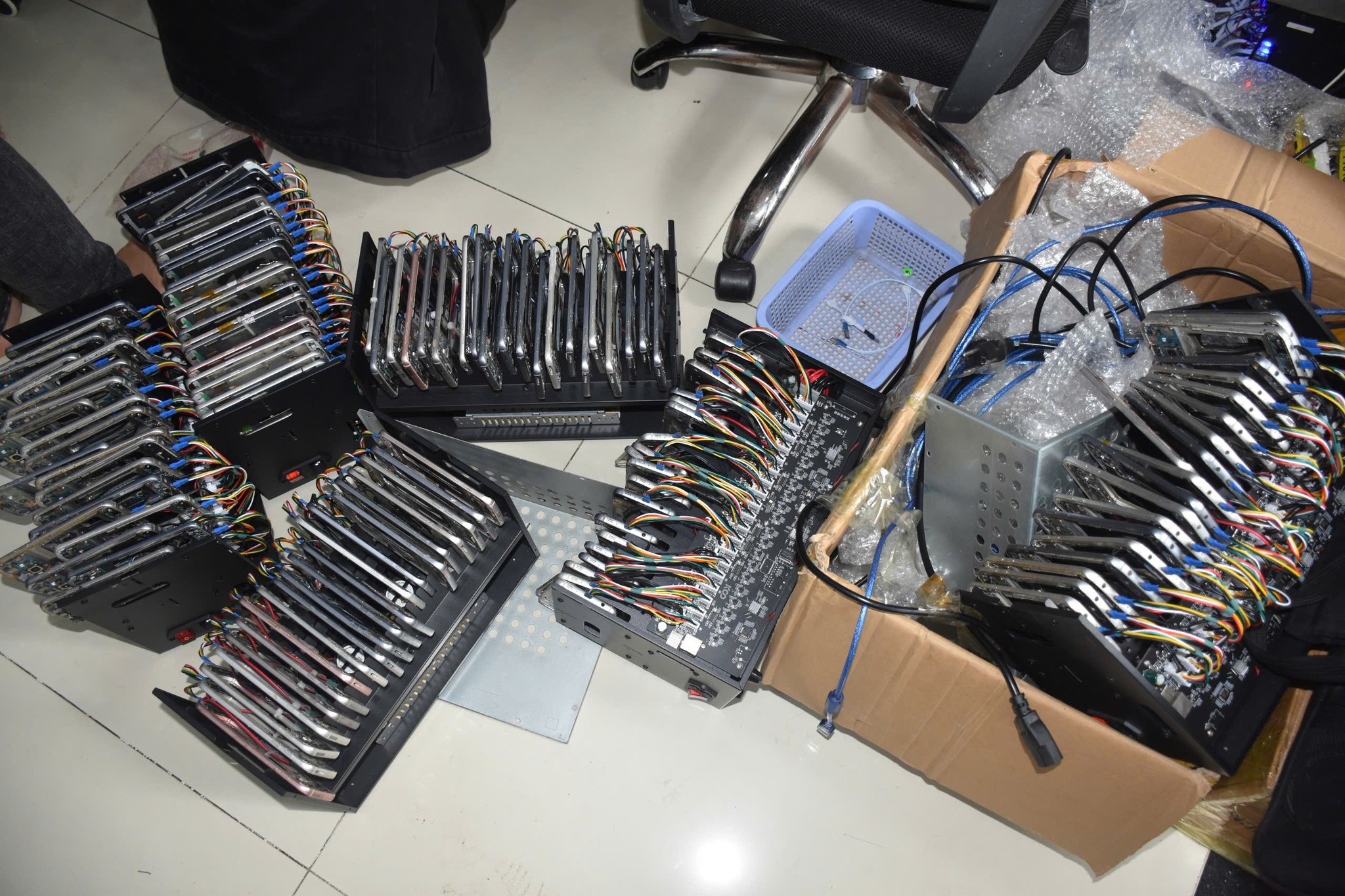 Khám xét 2 căn nhà, bắt Đào Xuân Hoàng và 25 đối tượng - Ảnh 2. Khám xét 2 căn nhà, bắt Đào Xuân Hoàng và 25 đối tượng - Ảnh 2.