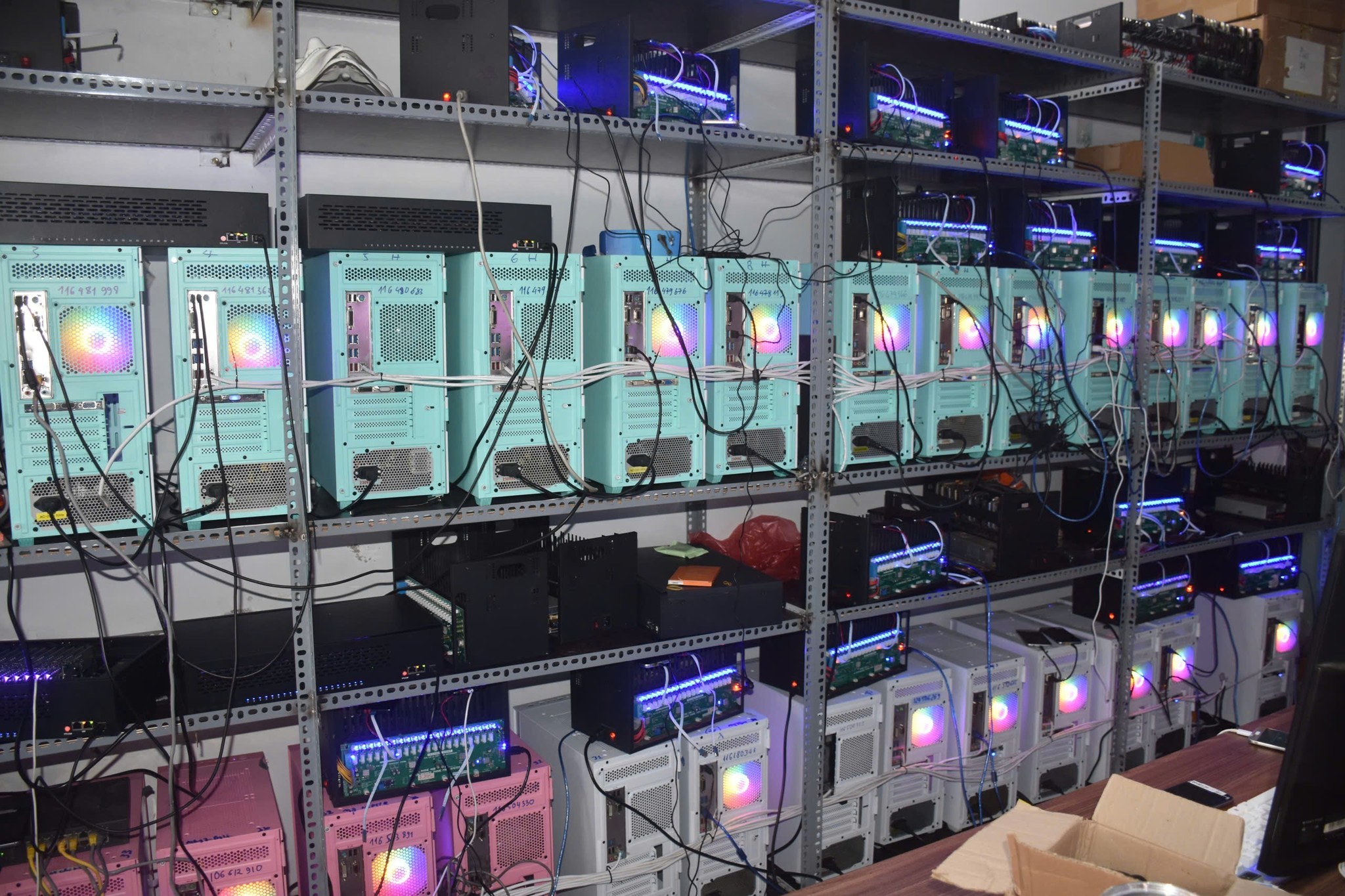 Khám xét 2 căn nhà, bắt Đào Xuân Hoàng và 25 đối tượng - Ảnh 4. Khám xét 2 căn nhà, bắt Đào Xuân Hoàng và 25 đối tượng - Ảnh 4.