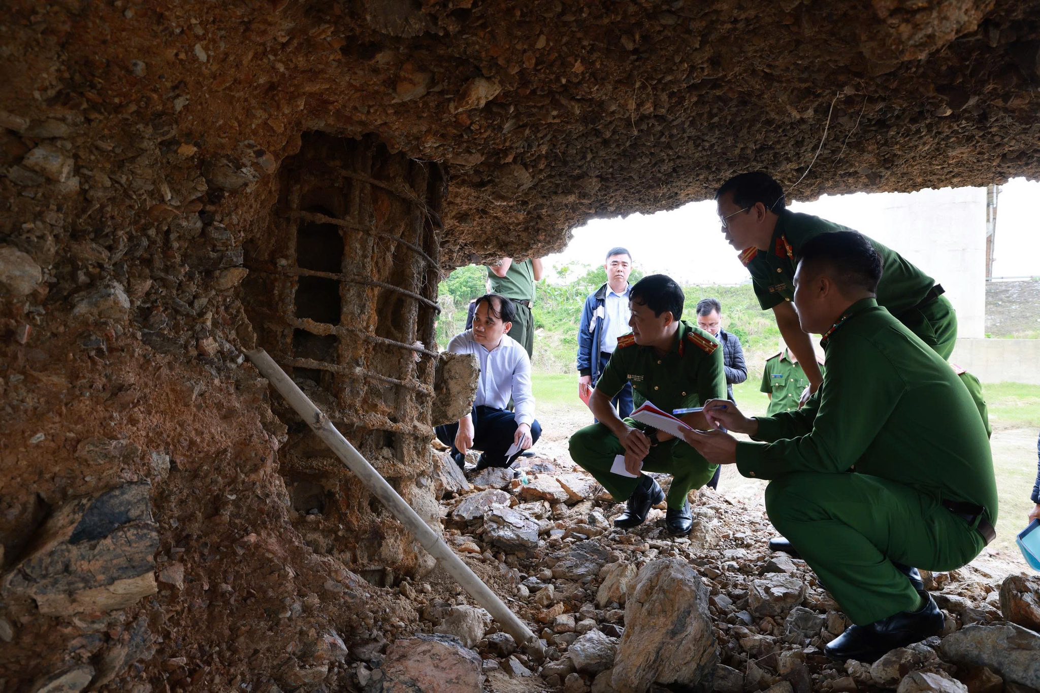 Hiện trường báo động vụ trụ cầu Sông Lô trơ lõi thép, công an vào cuộc điều tra khẩn - Ảnh 6.
