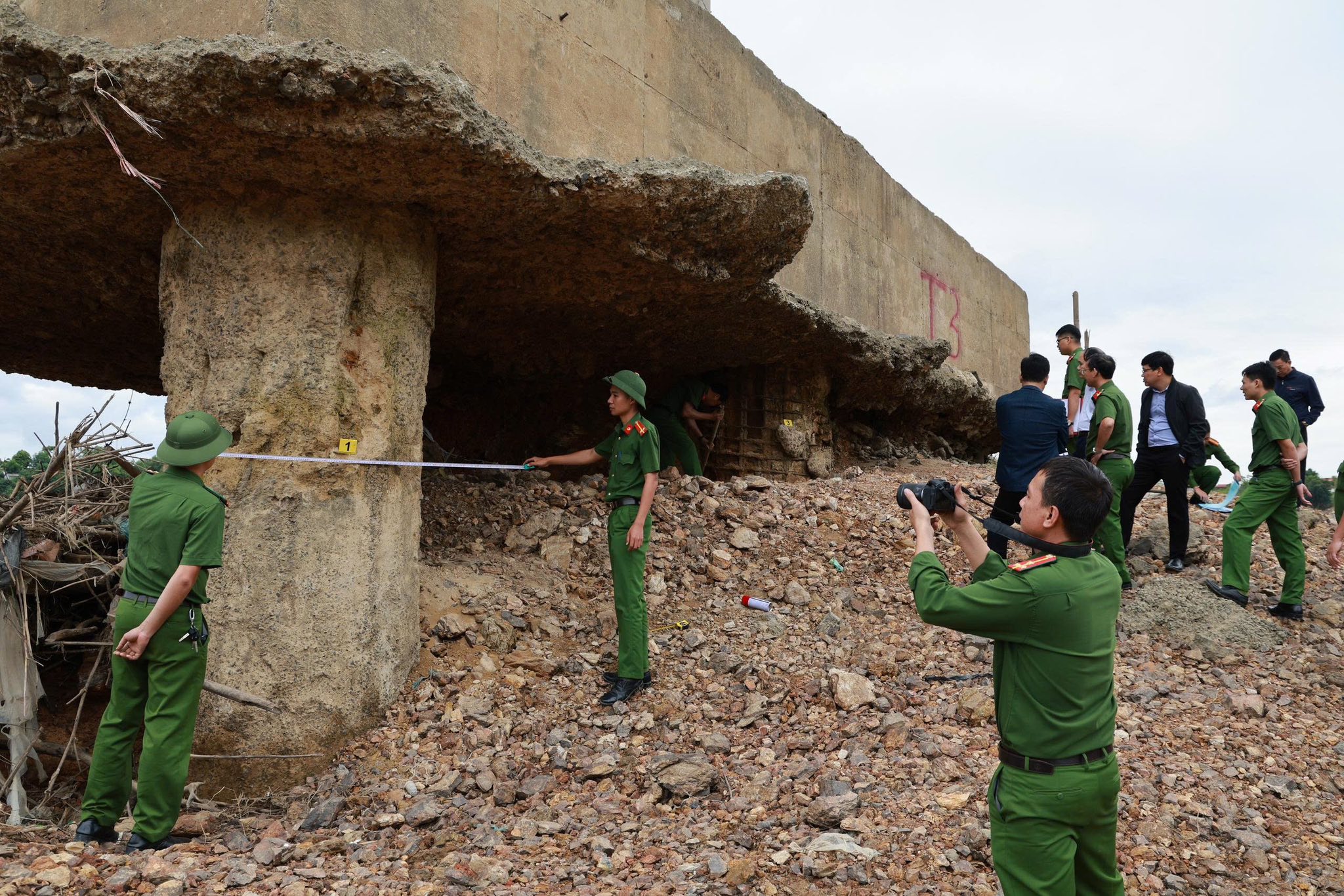 Hiện trường báo động vụ trụ cầu Sông Lô trơ lõi thép, công an vào cuộc điều tra khẩn - Ảnh 2.