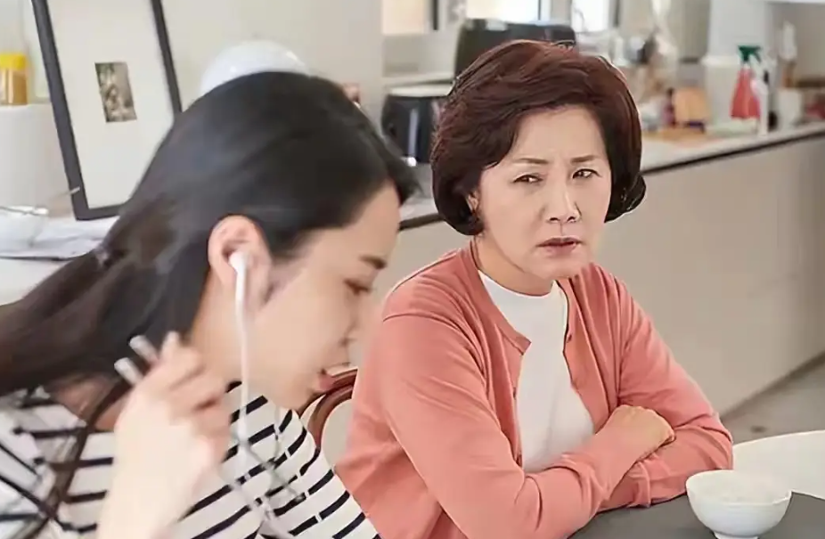 Thấy con dâu ỷ kiếm được tiền, coi thường nhà chồng, mẹ tôi chỉ nói 2 câu đã khiến mọi việc xoay đảo, đúng là gừng càng già càng cay!- Ảnh 1.