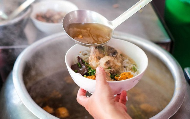 Mạng xã hội rộ tin ăn sáng với xôi, bún, phở "gây tích mỡ, rối loạn nội tiết": Bác sĩ nói gì?- Ảnh 1.