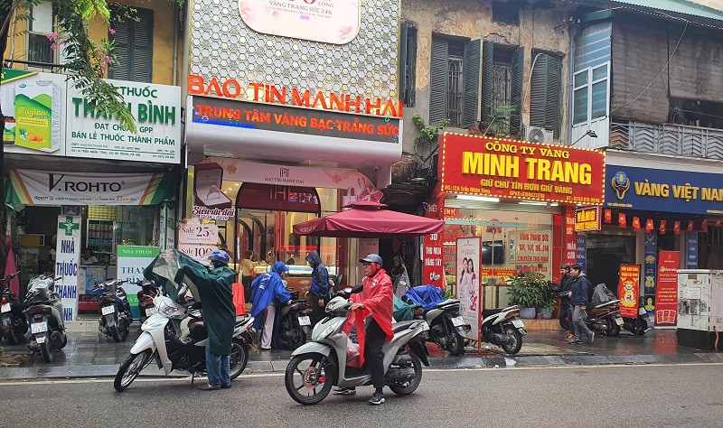 Giá vàng giảm, người phụ nữ ở Hà Nội vội đem bán, lưỡng lự một chút đã “bay” 200 triệu đồng- Ảnh 1.