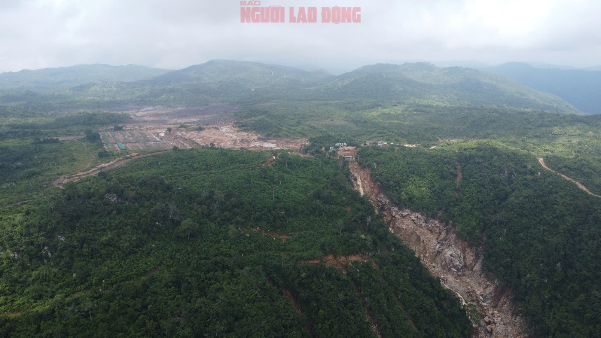 Nóng: Lâm Đồng yêu cầu tháo dỡ toàn bộ hồ chứa nước không phép trên núi Tân Lai- Ảnh 1. Nóng: Lâm Đồng yêu cầu tháo dỡ toàn bộ hồ chứa nước không phép trên núi Tân Lai- Ảnh 1.