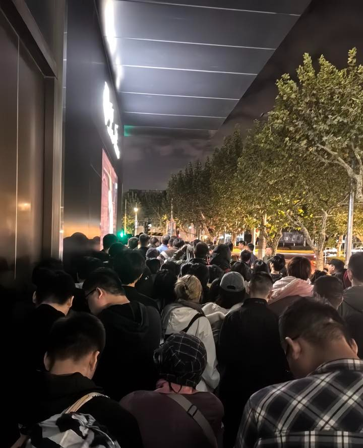 Cửa hàng vàng khiến 1,4 tỷ dân Trung Quốc lùng mua đến vỡ trận- Ảnh 9. Cửa hàng vàng khiến 1,4 tỷ dân Trung Quốc lùng mua đến vỡ trận- Ảnh 9.