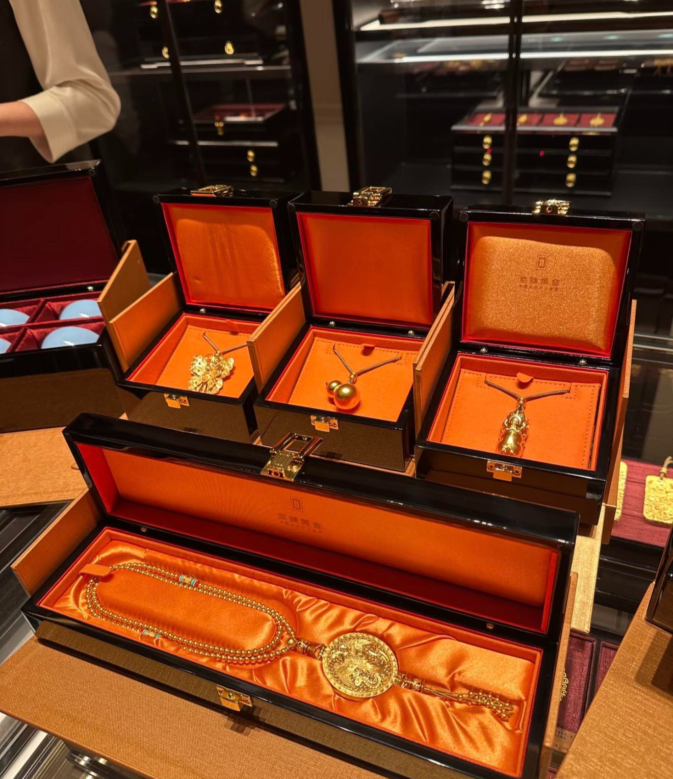 Cửa hàng vàng khiến 1,4 tỷ dân Trung Quốc lùng mua đến vỡ trận- Ảnh 2. Cửa hàng vàng khiến 1,4 tỷ dân Trung Quốc lùng mua đến vỡ trận- Ảnh 2.