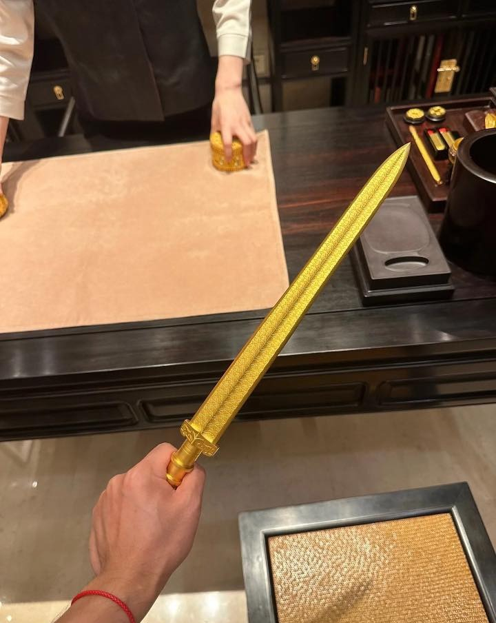 Cửa hàng vàng khiến 1,4 tỷ dân Trung Quốc lùng mua đến vỡ trận- Ảnh 3. Cửa hàng vàng khiến 1,4 tỷ dân Trung Quốc lùng mua đến vỡ trận- Ảnh 3.