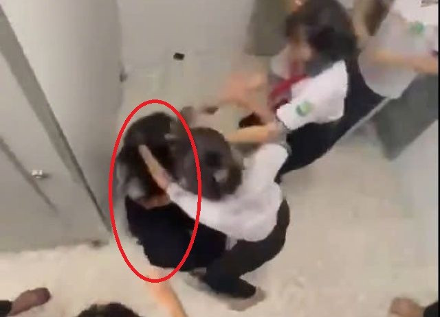 Vụ nữ sinh lớp 8 bị đánh hội đồng trong nhà vệ sinh: Rạn 3 xương sườn- Ảnh 1.