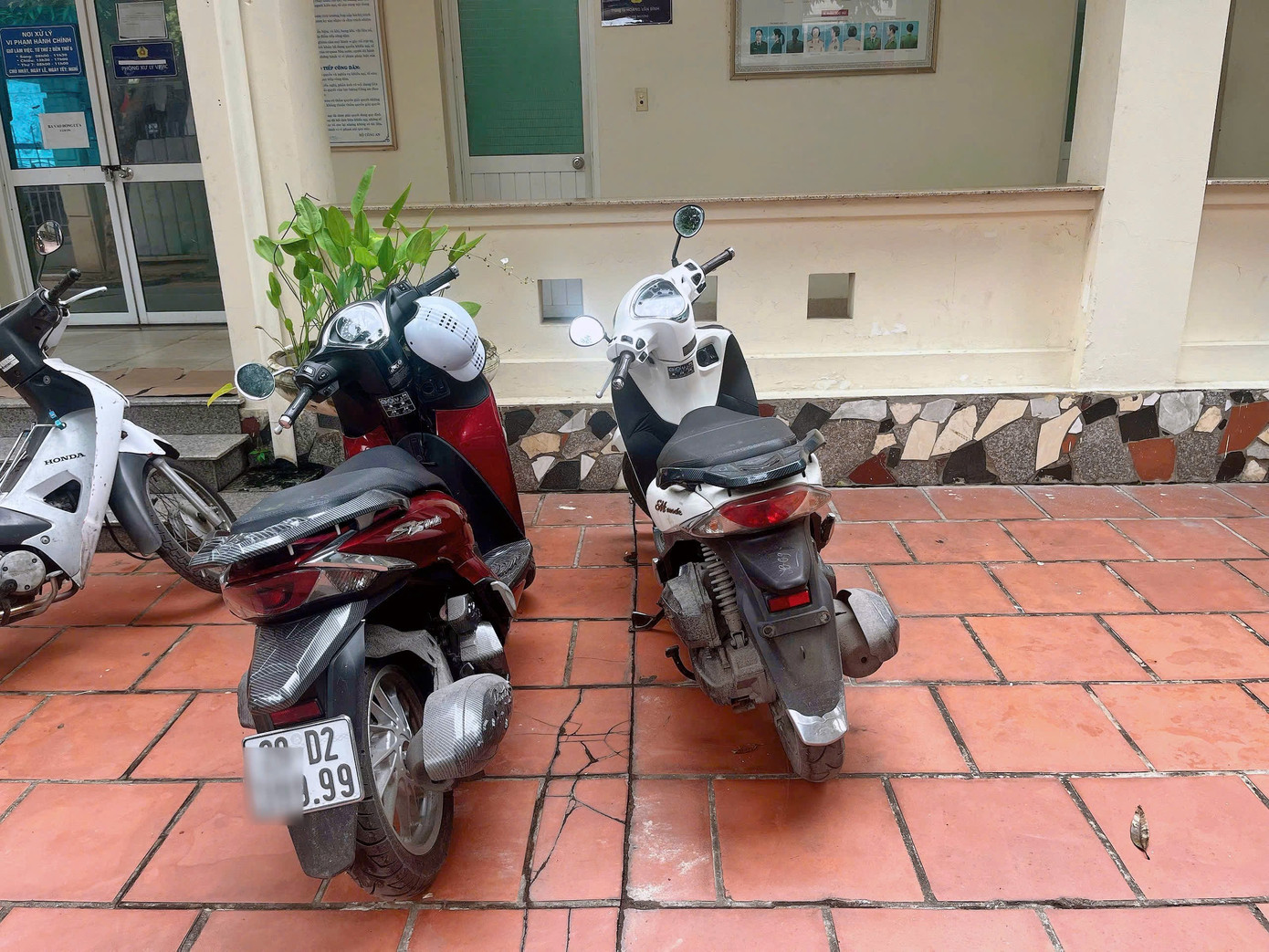 Xử lý người phụ nữ tự mua biển số '9999' lắp vào xe máy để lưu thông- Ảnh 3.