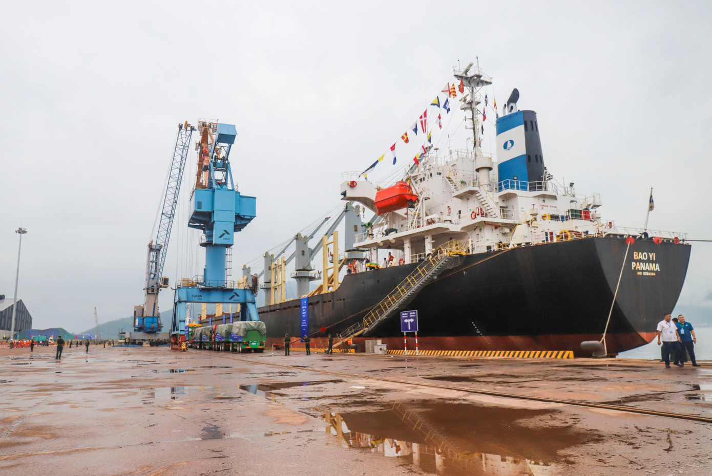 Thăm Khu kinh tế thu hút đầu tư hơn 19 tỷ USD của Việt Nam, lãnh đạo Lào ấn tượng vì điều gì?- Ảnh 2. Thăm Khu kinh tế thu hút đầu tư hơn 19 tỷ USD của Việt Nam, lãnh đạo Lào ấn tượng vì điều gì?- Ảnh 2.