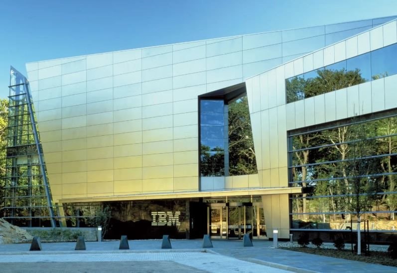 Biểu tượng ngành công nghệ thế kỷ 20 bất ngờ sa thải hàng nghìn nhân sự, nhận 'thua' trước AI và tự động hóa- Ảnh 1.