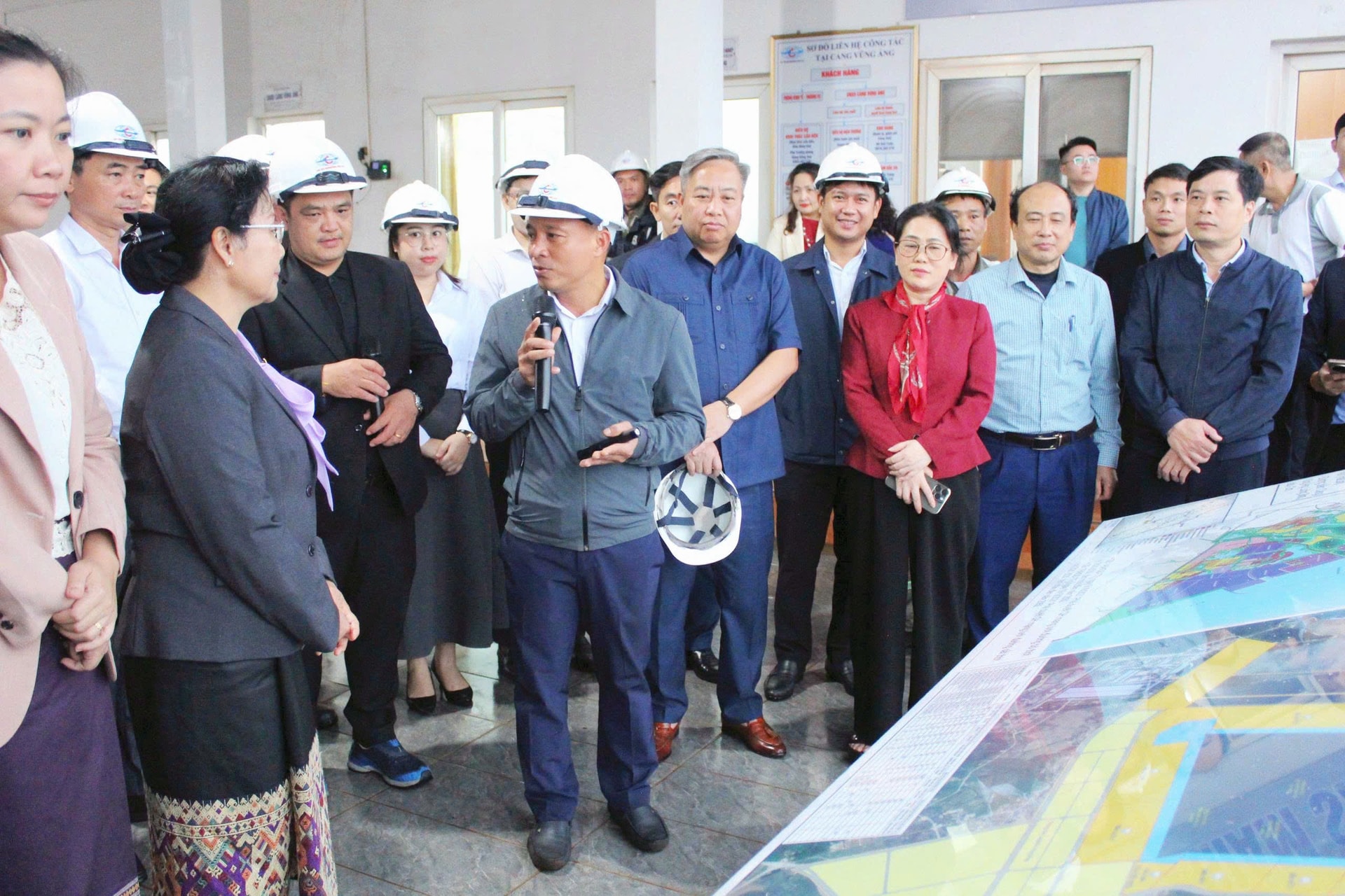 Thăm Khu kinh tế thu hút đầu tư hơn 19 tỷ USD của Việt Nam, lãnh đạo Lào ấn tượng vì điều gì?- Ảnh 1. Thăm Khu kinh tế thu hút đầu tư hơn 19 tỷ USD của Việt Nam, lãnh đạo Lào ấn tượng vì điều gì?- Ảnh 1.