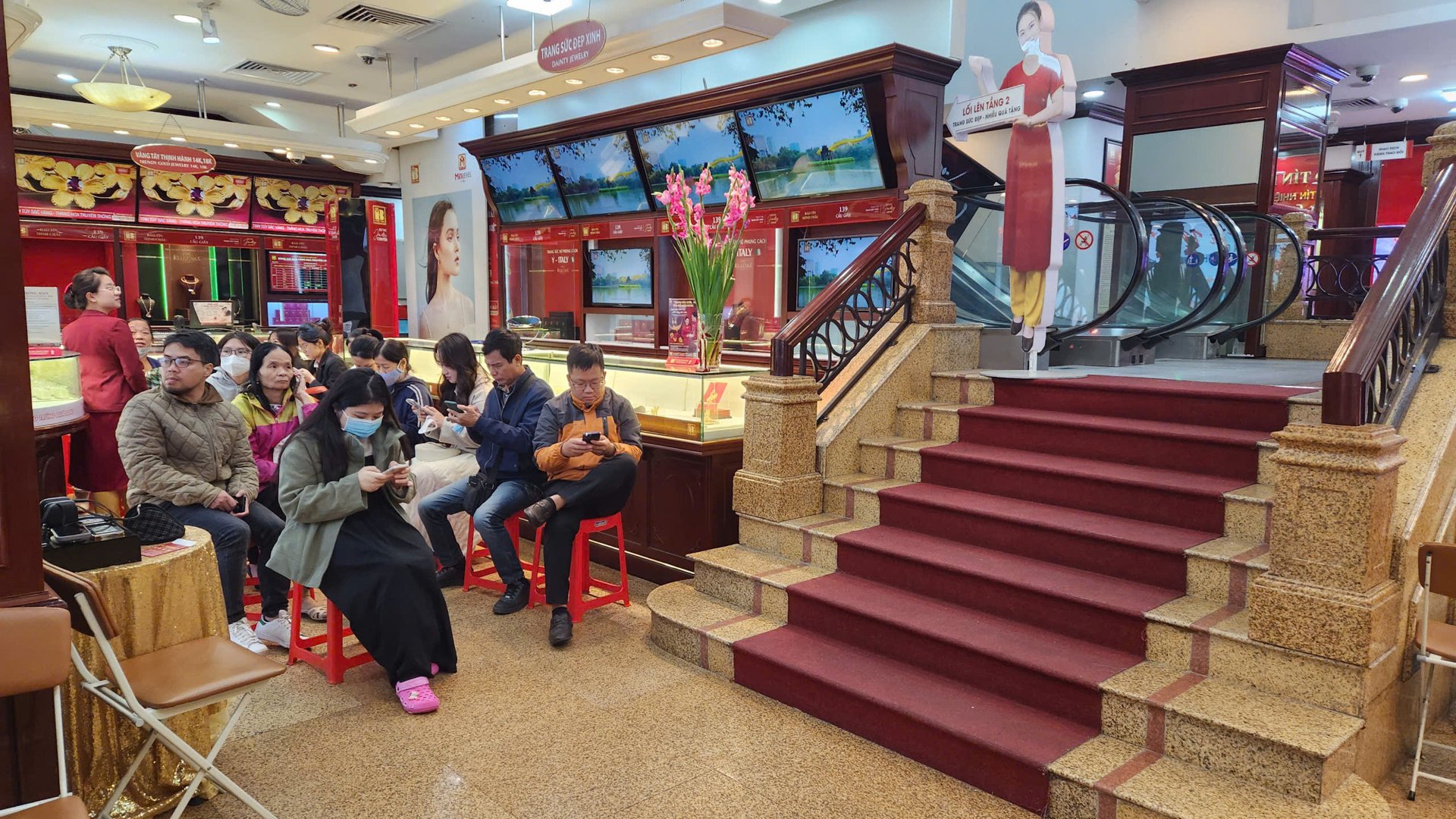 Giá vàng giảm, người phụ nữ ở Hà Nội vội đem bán, lưỡng lự một chút đã “bay” 200 triệu đồng- Ảnh 2.