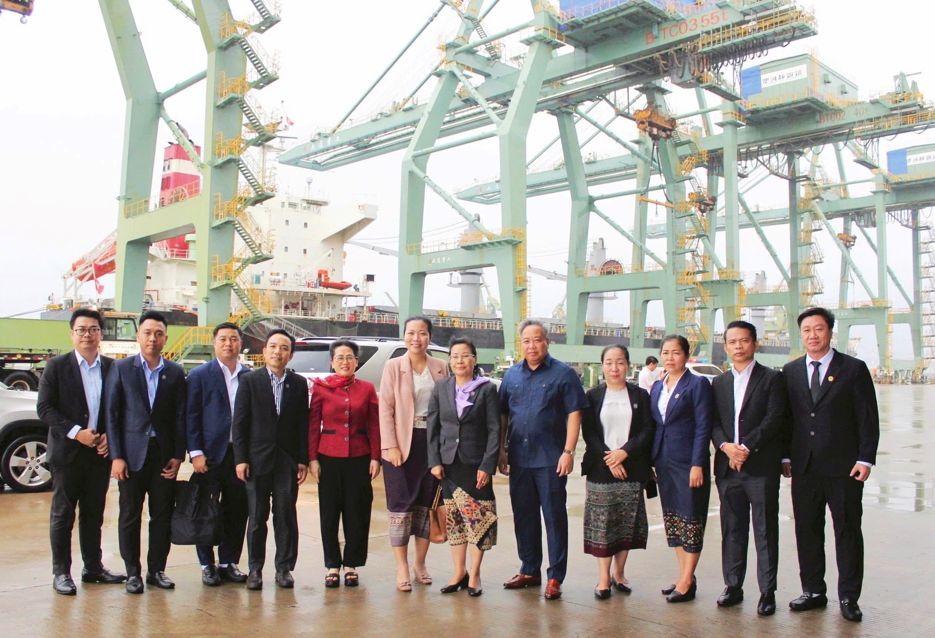 Thăm Khu kinh tế thu hút đầu tư hơn 19 tỷ USD của Việt Nam, lãnh đạo Lào ấn tượng vì điều gì?- Ảnh 3. Thăm Khu kinh tế thu hút đầu tư hơn 19 tỷ USD của Việt Nam, lãnh đạo Lào ấn tượng vì điều gì?- Ảnh 3.