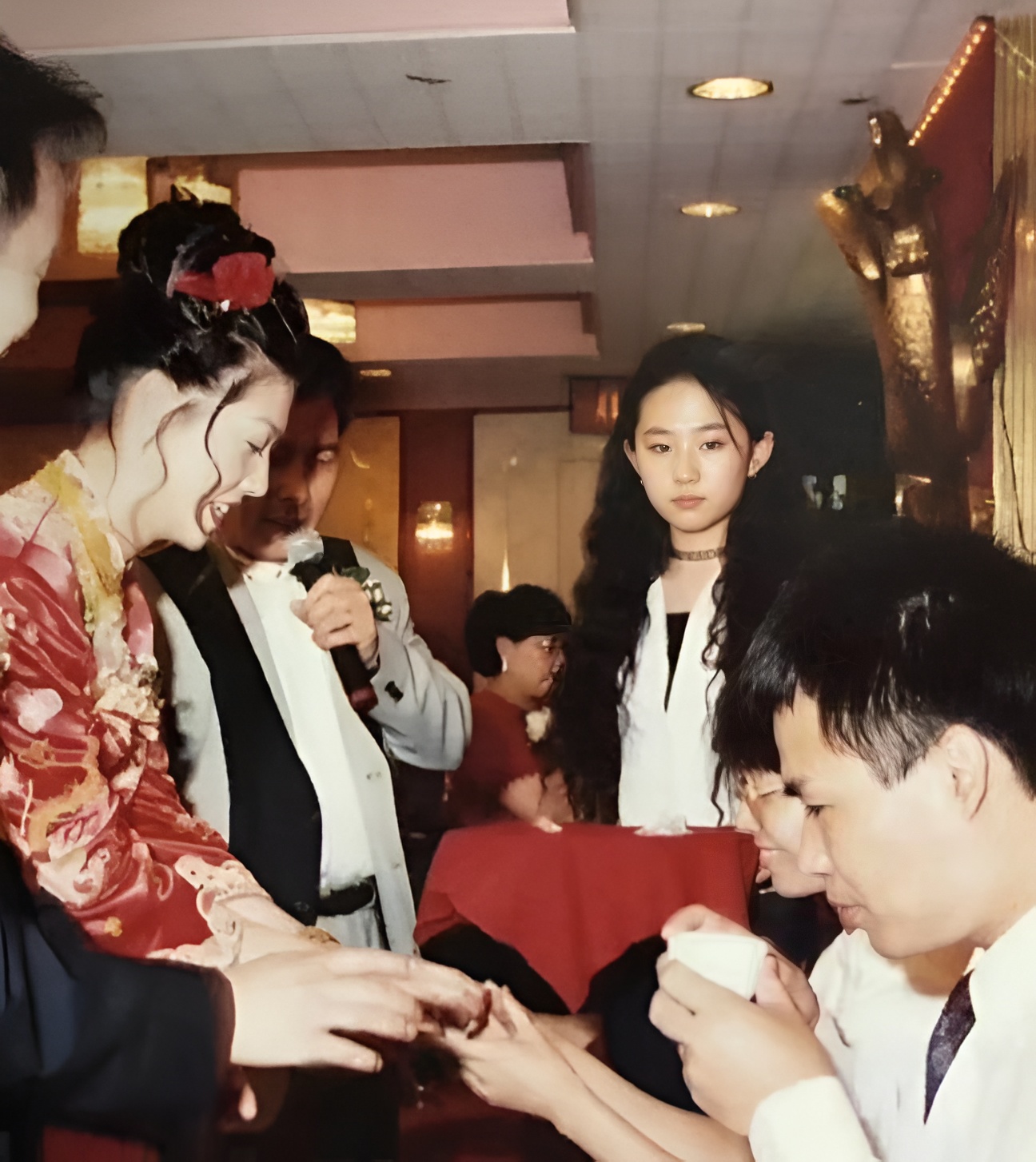 Cô gái trong bức ảnh cưới hơn 20 năm trước đẹp hơn cả filter, giờ là đỉnh lưu của đỉnh lưu, chỉ cần lộ diện là MXH nổ tung- Ảnh 2.