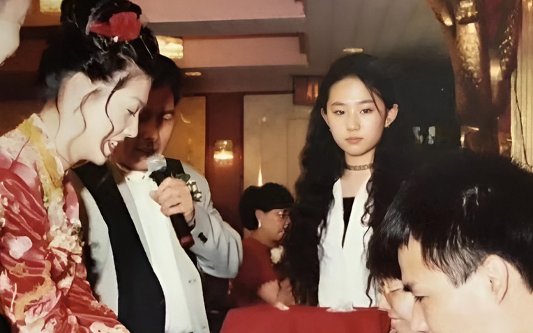 Cô gái trong bức ảnh cưới hơn 20 năm trước đẹp hơn cả filter, giờ là đỉnh lưu của đỉnh lưu, chỉ cần lộ diện là MXH nổ tung- Ảnh 1.