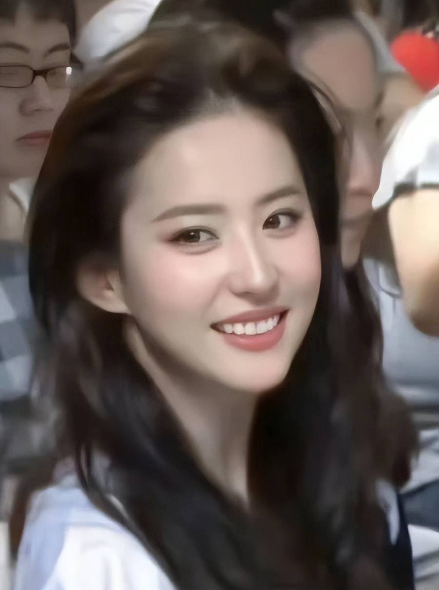 Cô gái trong bức ảnh cưới hơn 20 năm trước đẹp hơn cả filter, giờ là đỉnh lưu của đỉnh lưu, chỉ cần lộ diện là MXH nổ tung- Ảnh 4.