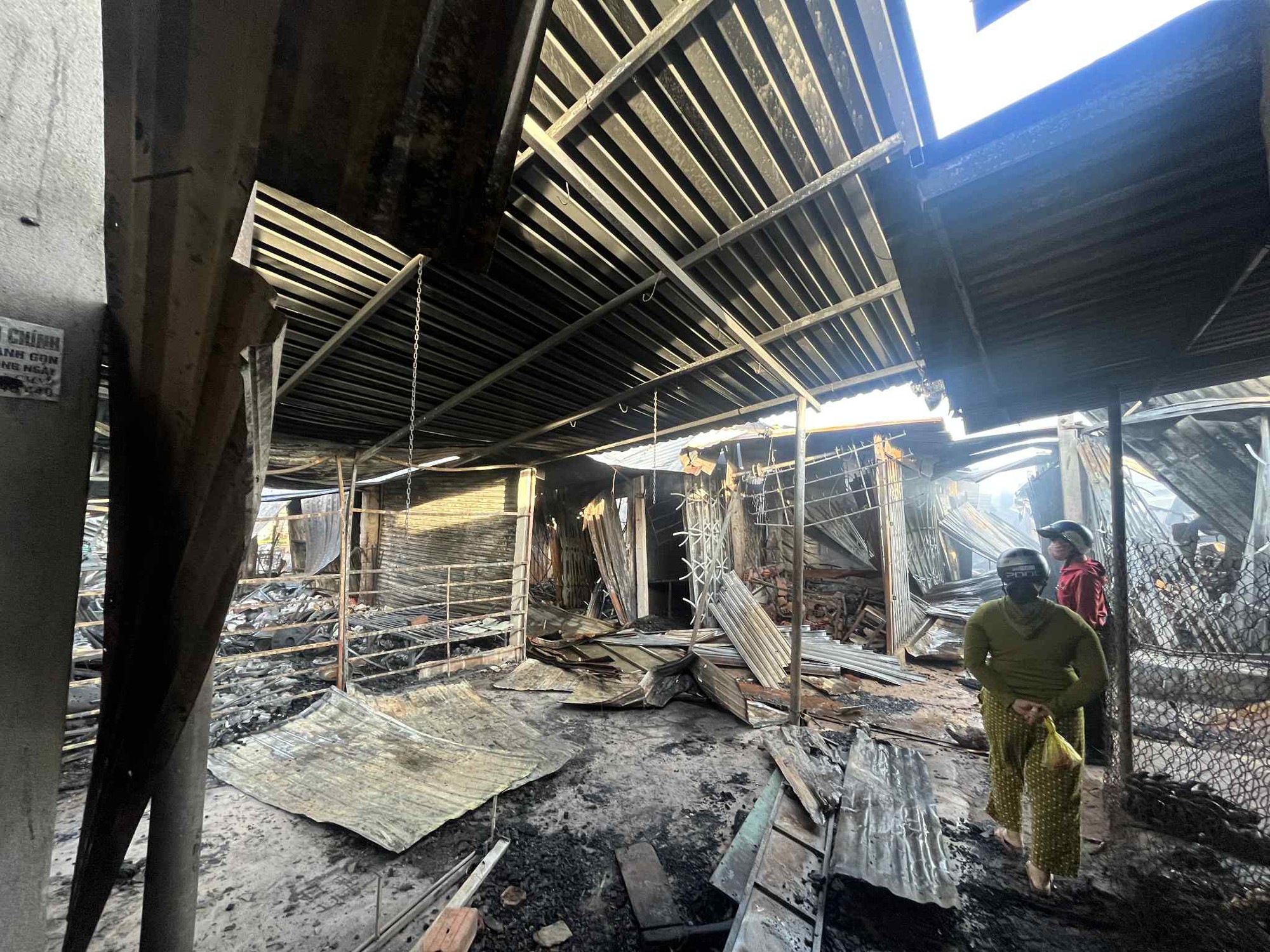 Hiện trường đổ nát ở chợ Bình Dương sau vụ cháy bất ngờ trong đêm- Ảnh 4. Hiện trường đổ nát ở chợ Bình Dương sau vụ cháy bất ngờ trong đêm- Ảnh 4.