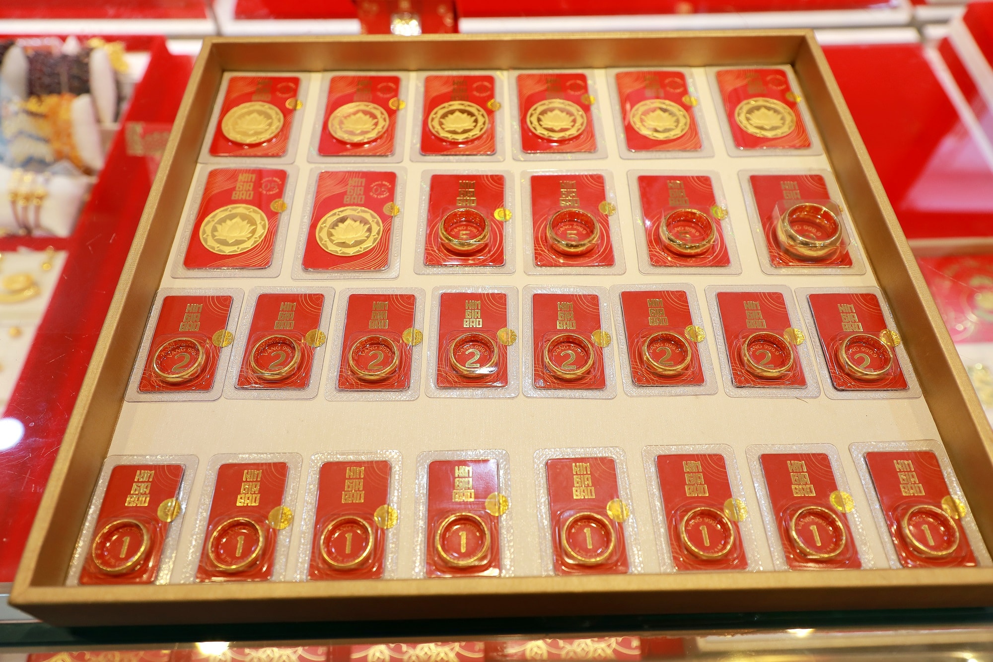 Giá vàng giảm, người phụ nữ ở Hà Nội vội đem bán, lưỡng lự một chút đã “bay” 200 triệu đồng- Ảnh 3.