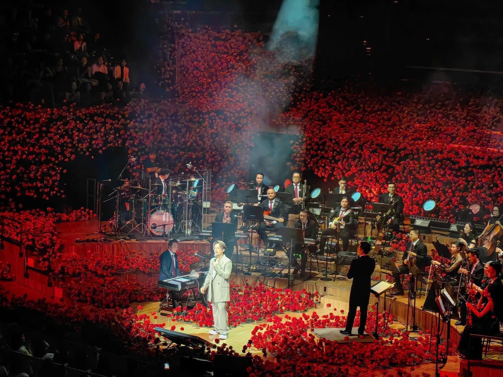 Cái đắt giá khó lý giải của nam ca sĩ chi 22 tỷ đồng từ thiện, sang tận Úc làm show- Ảnh 1.