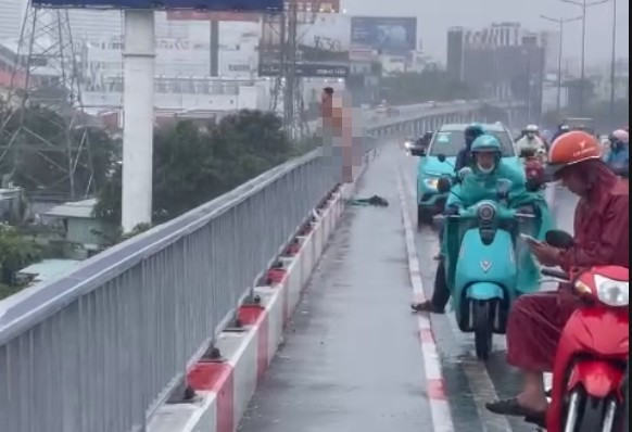 Phát hiện thi thể nghi là tài xế taxi dùng hung khí đâm vào người, nhảy xuống sông Sài Gòn- Ảnh 1.