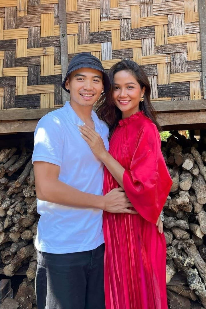 Cứ mỗi lần pha trò, vợ chồng Hoa hậu H'Hen Niê lại phải xin lỗi- Ảnh 14. Cứ mỗi lần pha trò, vợ chồng Hoa hậu H'Hen Niê lại phải xin lỗi- Ảnh 14.