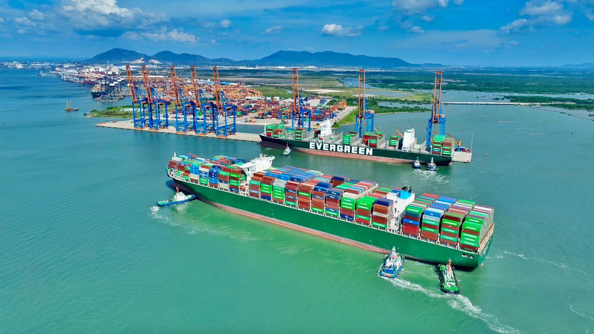 Bước ngoặt lịch sử: 82.000 tỷ đồng đưa khu cảng nước sâu lớn nhất Việt Nam vươn lên hàng đầu châu Á- Ảnh 4. Bước ngoặt lịch sử: 82.000 tỷ đồng đưa khu cảng nước sâu lớn nhất Việt Nam vươn lên hàng đầu châu Á- Ảnh 4.