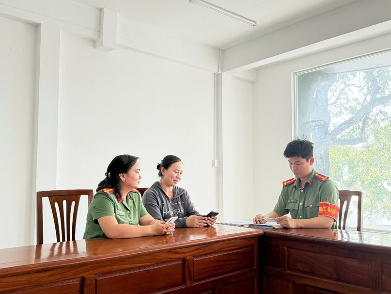 Nữ Đại úy phòng an ninh mạng bất ngờ có thêm 65 triệu đồng trong tài khoản VietinBank: Công an thành phố lập tức vào cuộc xác minh nguồn gốc- Ảnh 2.